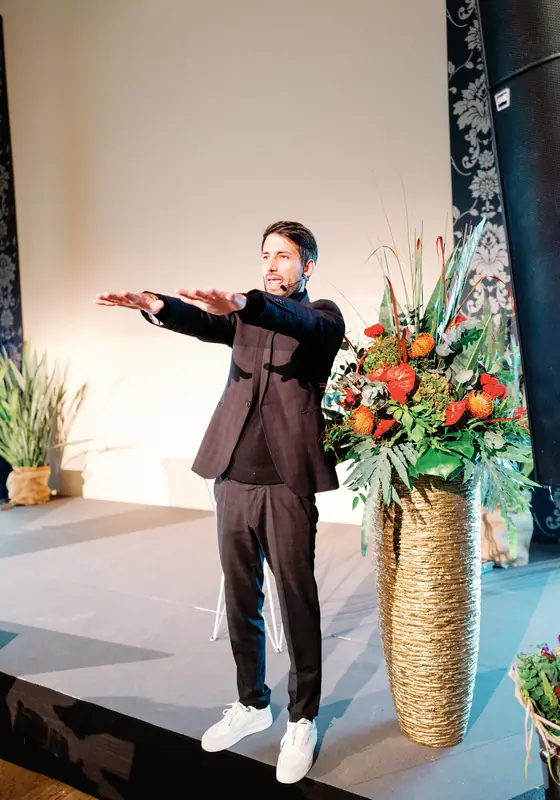 Oliver Henke bei seiner Bühnenshow vor den Gästen eines Firmenevents