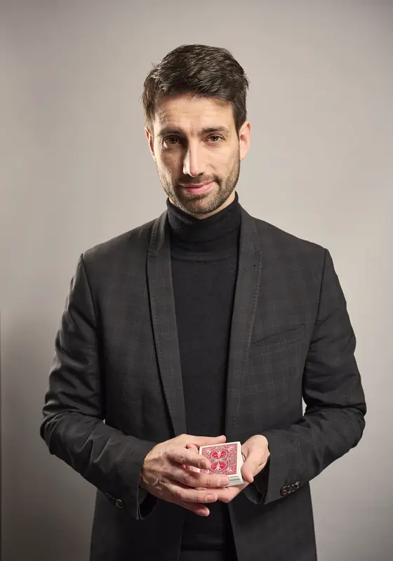 Porträt von Oliver Henke mit einem Kartenspiel in den Händen