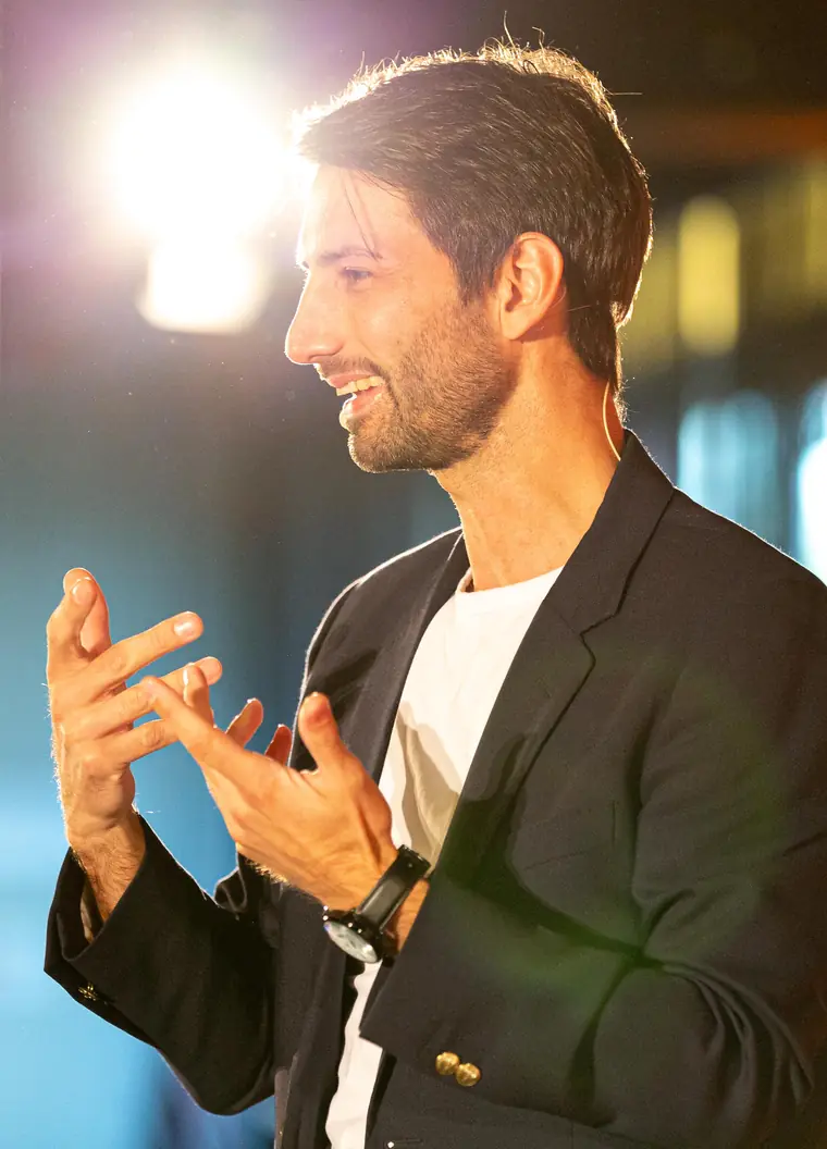 Zauberer und Mentalist Oliver Henke erzählt bei einem Firmenevent in München eine Geschichte